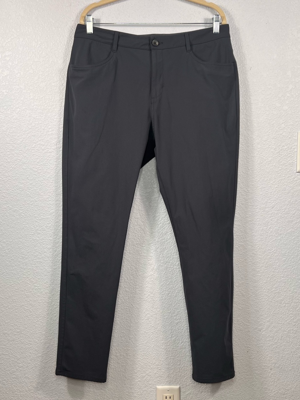 Vuori Men’s V430-S Button Zipper Front Chino Pants Sz 34 Charcoal